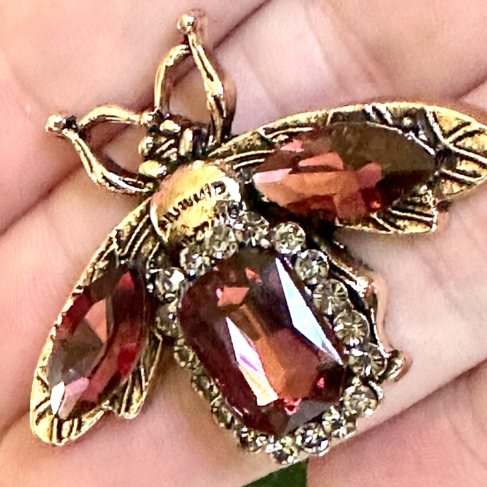 🐝NEW🐝 Antiqued Gold Tone Rhinestone Embellished Brass Bee Brooch